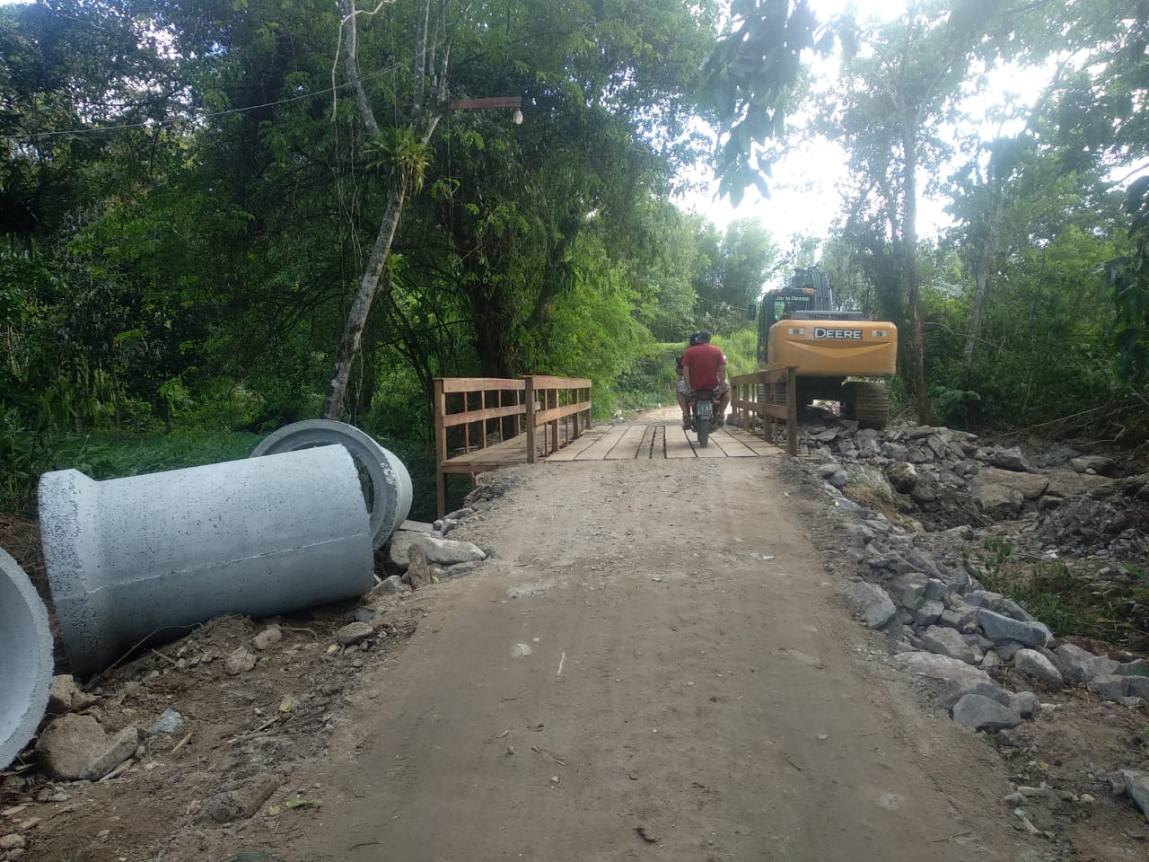 Prefeito Felipe Augusto recupera mais uma ponte em Cambury
