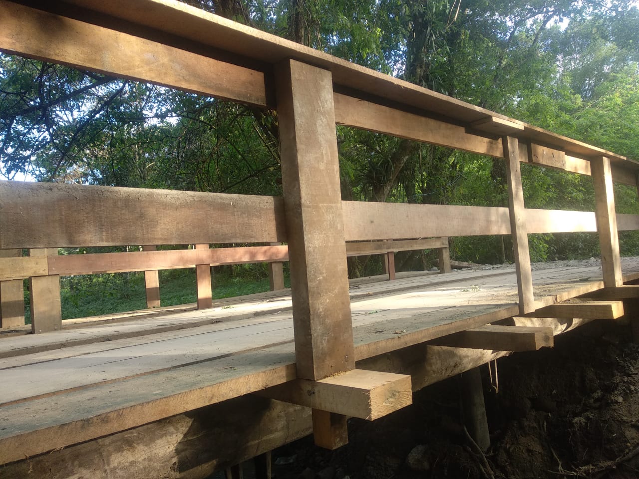 Prefeito Felipe Augusto recupera mais uma ponte em Cambury