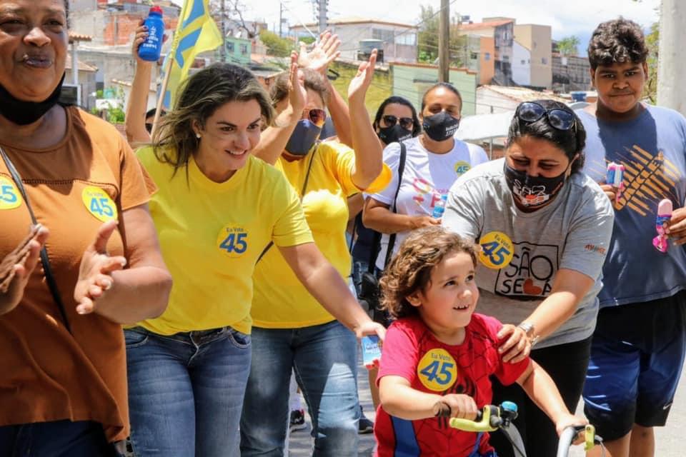 *Michelli Veneziani incentiva participação feminina na política durante caminhada no Olaria *