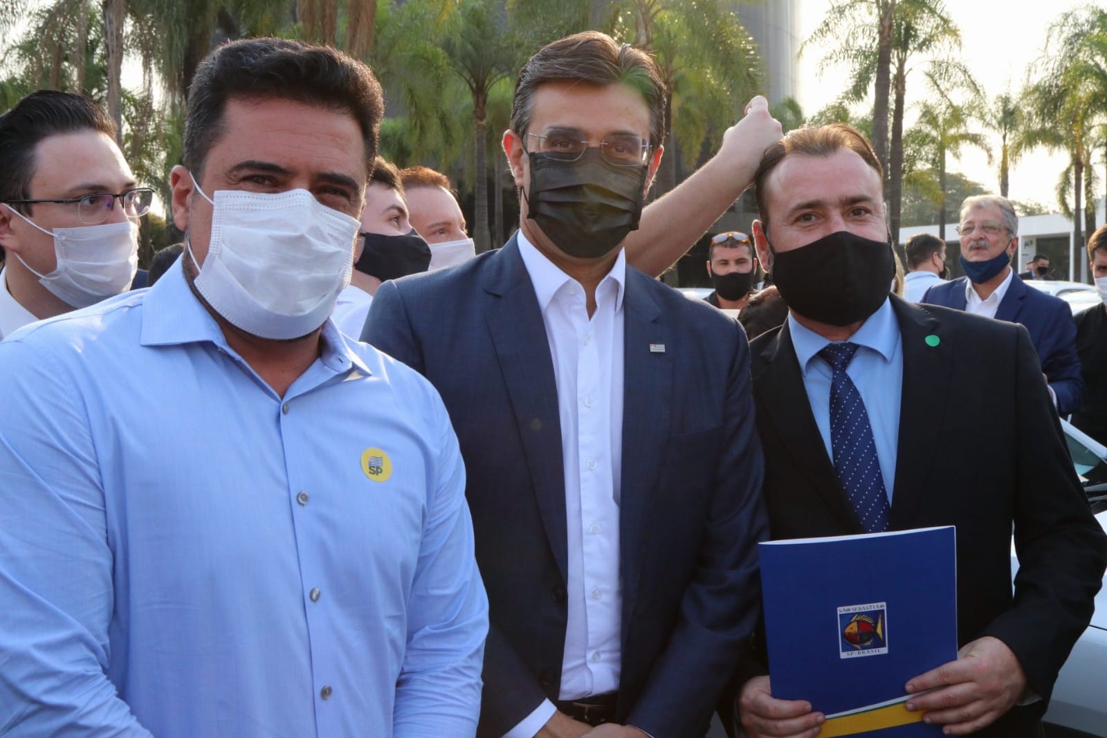 Prefeito Felipe Augusto recebe carro para o Procon de São Sebastião em cerimônia em SP