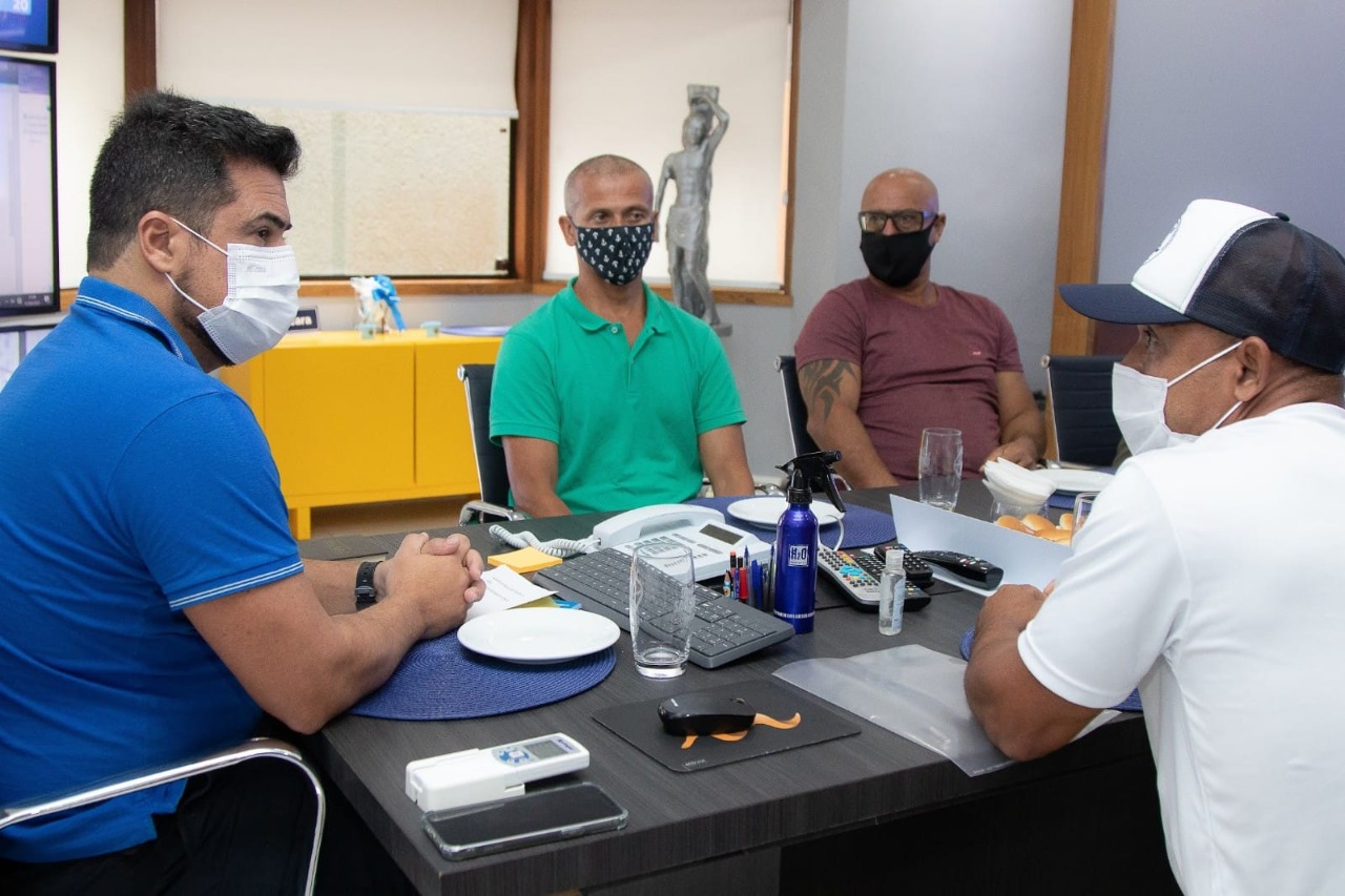 Prefeito Felipe Augusto reúne-se com Associação dos Pescadores de Boiçucanga e encaminha atendimento de reivindicações