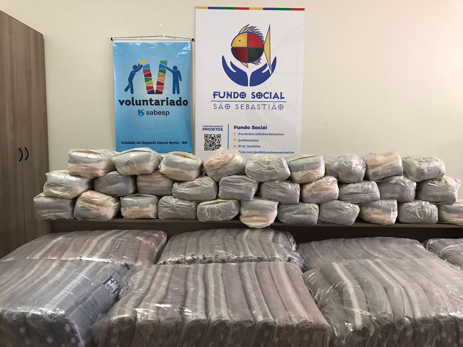 Fundo Social de São Sebastião recebe doação de 180 cobertores e 45 cestas básicas do Voluntariado Sabesp