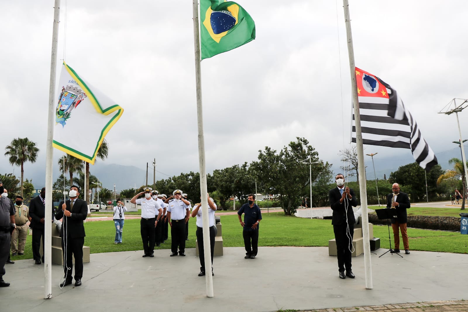 Prefeito Felipe Augusto participa do hasteamento das bandeiras em comemoração à Independência do Brasil
