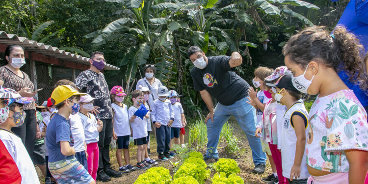 Alunos da Educação Infantil de São Sebastião visitam Viveiro Municipal
