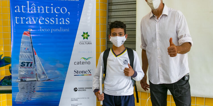 Alunos de escolas municipais de São Sebastião recebem palestra com velejador Beto Pandiani