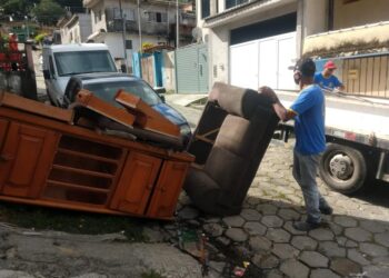 Operação cata-cata no bairro Topolândia e região resulta em 10 caminhões de materiais inservíveis