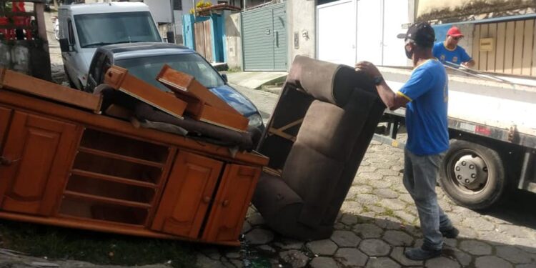 Operação cata-cata no bairro Topolândia e região resulta em 10 caminhões de materiais inservíveis