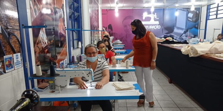 80 alunas participam dos cursos de costura do Centro Integrado Profissionalizante (CIP)