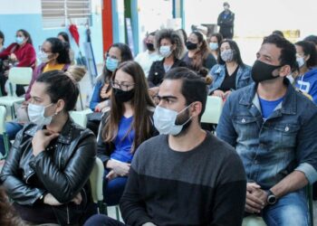 Escola de São Sebastião recebe peça “Gandhi, um líder servidor” com interpretação de João Signorelli