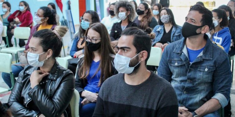 Escola de São Sebastião recebe peça “Gandhi, um líder servidor” com interpretação de João Signorelli