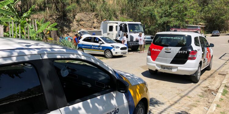 Prefeitura realiza operação para impedir construções irregulares em áreas públicas