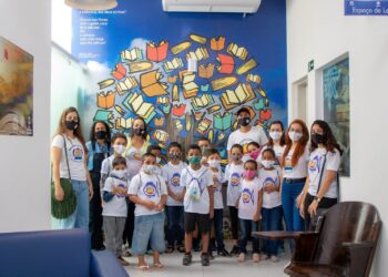 Crianças do Projeto Garoçá visitam a biblioteca municipal