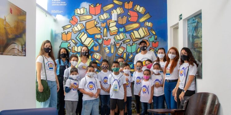 Crianças do Projeto Garoçá visitam a biblioteca municipal