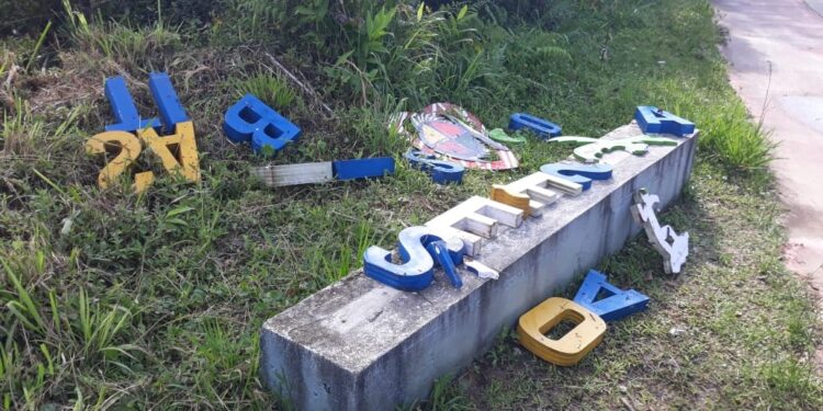 Ponto de Selfie na praia de Bora Bora, em São Sebastião, sofre ato de vandalismo