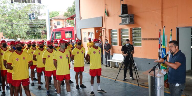 Prefeito Felipe Augusto dá boas-vindas aos guarda-vidas temporários que trabalharão na temporada verão 2021-2022