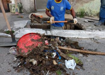 Operação cata-cata no bairro Topolândia e região resulta em 11 caminhões de materiais inservíveis