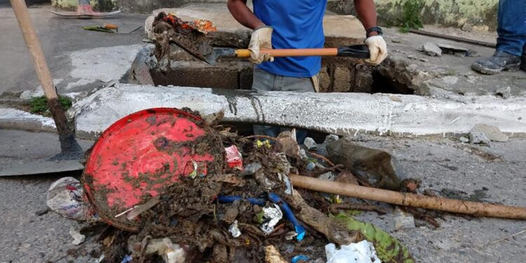 Operação cata-cata no bairro Topolândia e região resulta em 11 caminhões de materiais inservíveis