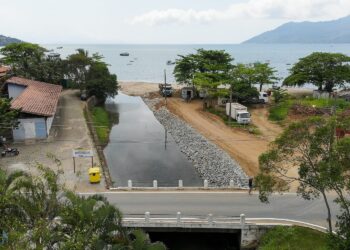 Prefeitura executa enrocamento das margens do Rio Perequê-Mirim no bairro São Francisco