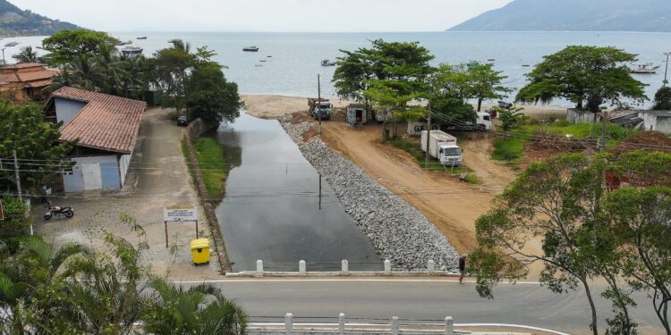 Prefeitura executa enrocamento das margens do Rio Perequê-Mirim no bairro São Francisco