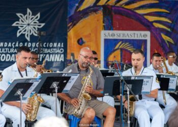 Banda dos Fuzileiros Navais faz sucesso em apresentação na Rua da Praia em São Sebastião