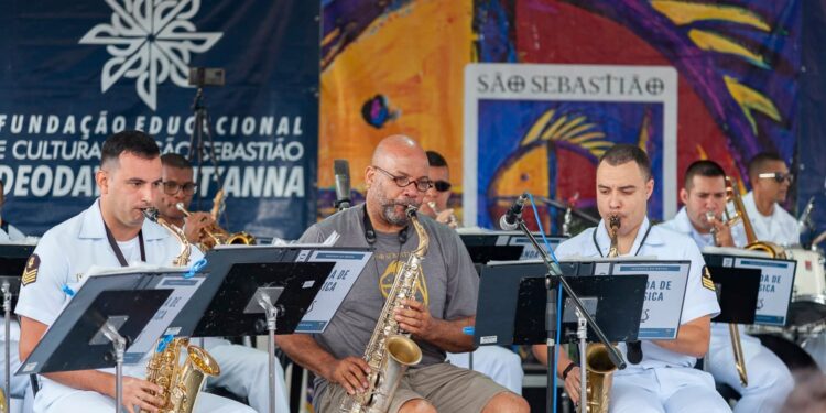 Banda dos Fuzileiros Navais faz sucesso em apresentação na Rua da Praia em São Sebastião
