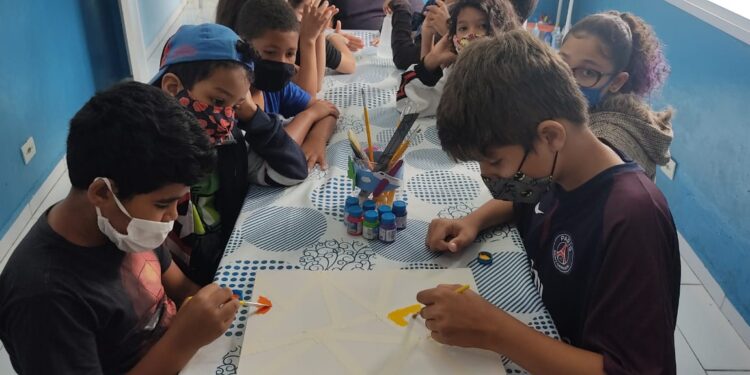 Referenciados do Cidadão Criança participam do projeto pintura na tela