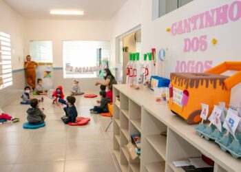 Educação de São Sebastião fecha parceria para qualificar políticas de primeira infância