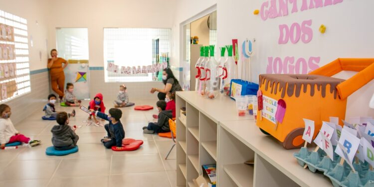 Educação de São Sebastião fecha parceria para qualificar políticas de primeira infância