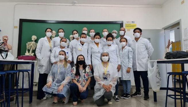 Equipe do Centro de Infectologia capacita alunos de Enfermagem para aplicação de testes rápidos