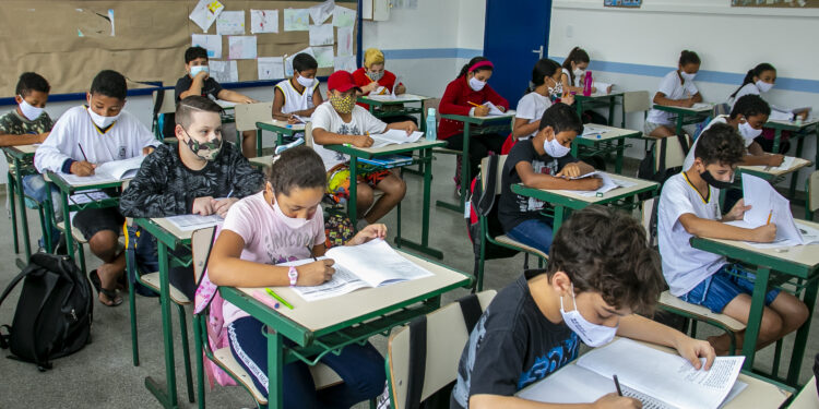 Estudantes da rede municipal de São Sebastião realizam provas do Saeb a partir de segunda-feira (22)