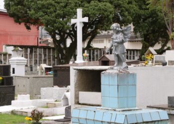 Dezenas de sebastianenses visitam cemitérios no Dia de Finados