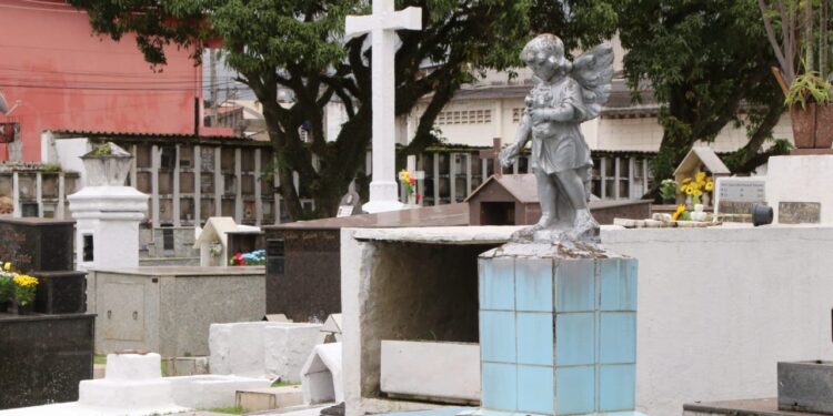 Dezenas de sebastianenses visitam cemitérios no Dia de Finados