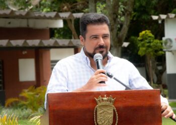 Prefeito Felipe Augusto participa de cerimônia de formatura do curso MAC