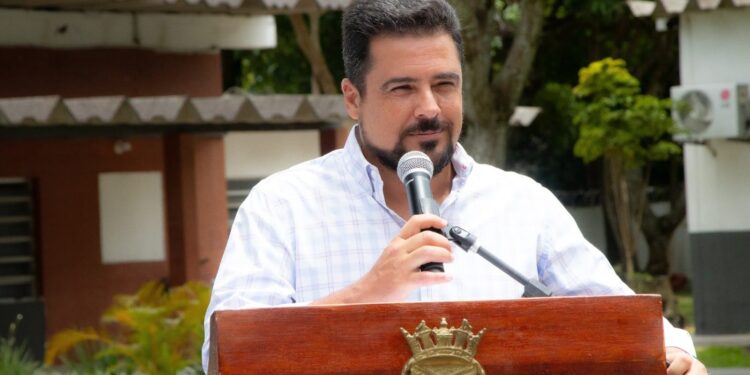 Prefeito Felipe Augusto participa de cerimônia de formatura do curso MAC