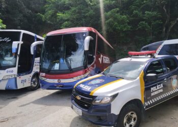 Polícia Municipal autua ônibus irregular que trafegava pela cidade sem autorização