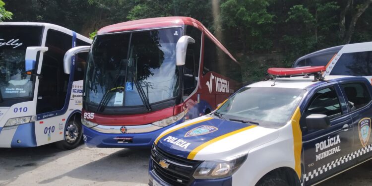 Polícia Municipal autua ônibus irregular que trafegava pela cidade sem autorização