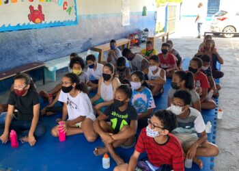 Crianças do Projeto Garoçá participam de roda de conversa sobre prevenção ao uso de drogas