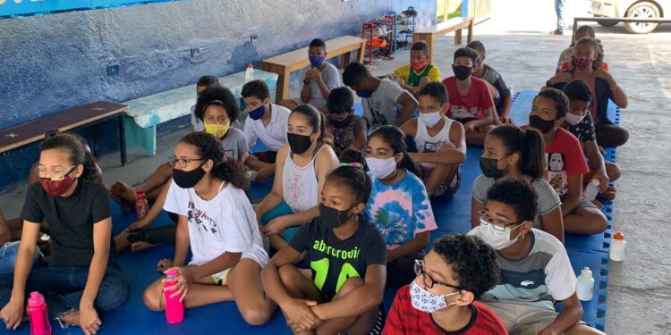 Crianças do Projeto Garoçá participam de roda de conversa sobre prevenção ao uso de drogas