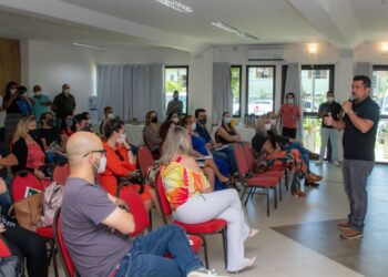 Prefeito Felipe Augusto entrega novos computadores para escolas municipais