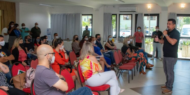 Prefeito Felipe Augusto entrega novos computadores para escolas municipais