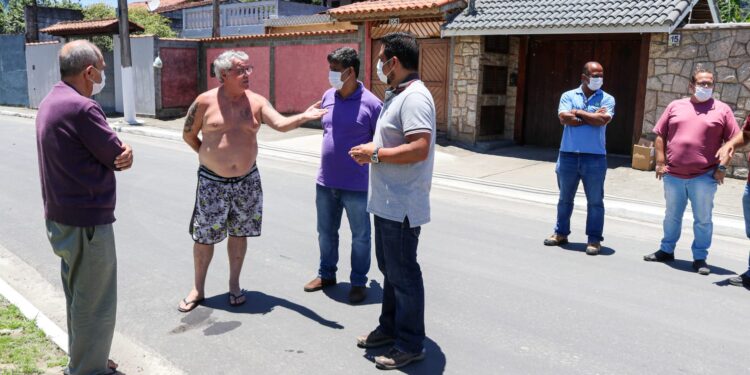 Prefeito Felipe Augusto visita obras de pavimentação na Costa Norte