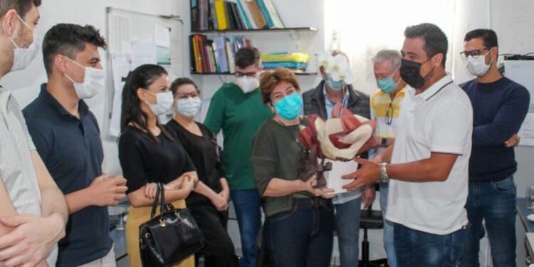 Prefeito Felipe Augusto visita equipe que realizou cirurgias de vasectomia no Hospital de Clínicas de São Sebastião (HCSS)