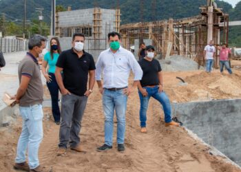 Prefeito Felipe Augusto visita obras de urbanização da Praça do Pôr do Sol e da orla de Boiçucanga