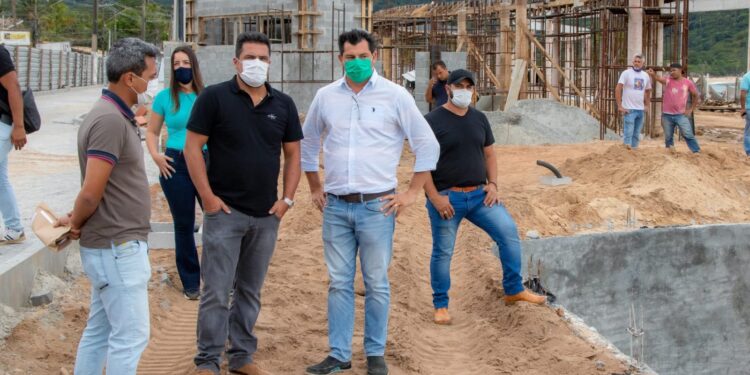 Prefeito Felipe Augusto visita obras de urbanização da Praça do Pôr do Sol e da orla de Boiçucanga