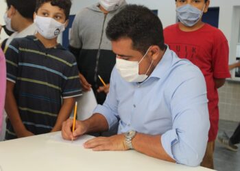 Prefeito Felipe Augusto confere progresso das obras de calçamento e em escolas do Sertão de Cambury