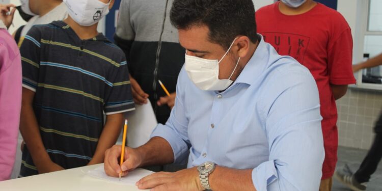 Prefeito Felipe Augusto confere progresso das obras de calçamento e em escolas do Sertão de Cambury