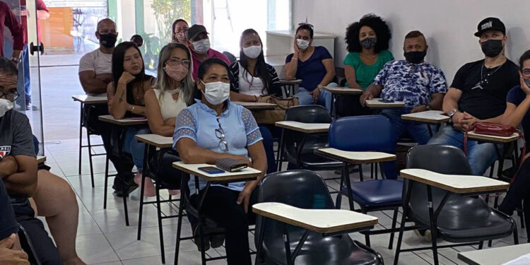 Profissionais do transporte escolar adaptado de São Sebastião recebem treinamento sobre prevenção de acidentes
