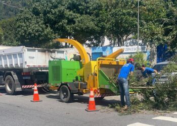 Prefeitura realiza serviços de limpeza e capina do córrego Mãe Isabel no bairro Topolândia e região