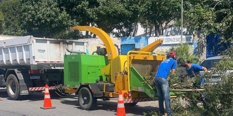 Prefeitura realiza serviços de limpeza e capina do córrego Mãe Isabel no bairro Topolândia e região