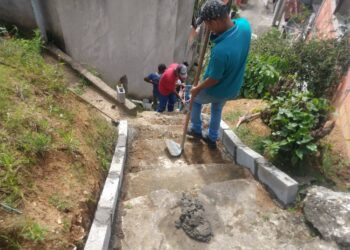 Prefeitura executa manutenção e instalação de corrimões nas escadarias do bairro Topolândia e região